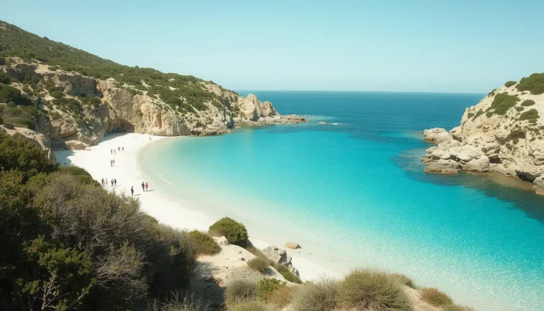 Plage de la Tonnara à Bonifacio : Guide complet (randonnées, accès, activités)